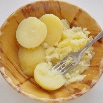 Разомнём отваренный картофель Разомнём отваренный картофель