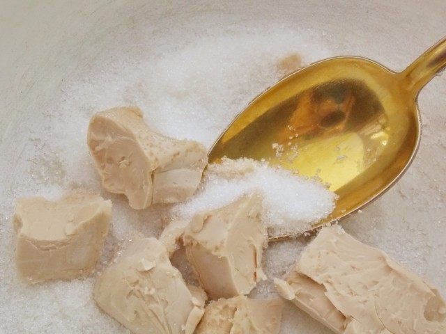 Замешиваем свежие дрожжи с сахаром Замешиваем свежие дрожжи с сахаром