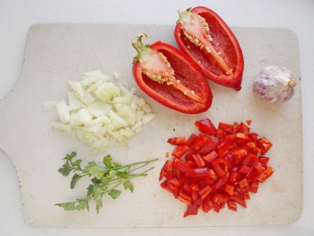 Нарежем лук, перец и зелень
