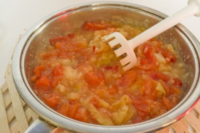 Измельчаем тушеные овощи и яблоки блендером