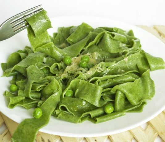 Домашняя паста со шпинатом под соусом с зелёным горошком - Основные блюда и гарниры Домашняя паста со шпинатом под соусом из зелёного горошка