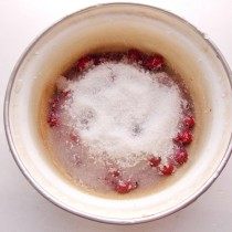 Засыпаем ягоды сахаром