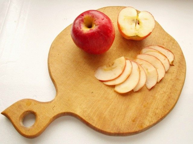 Нарезаем яблоки дольками Нарезаем яблоки дольками