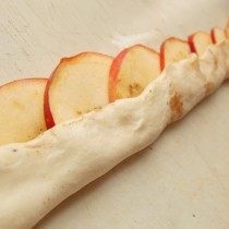 Посыпаем яблочки корицей и подворачиваем края теста Посыпаем яблочки корицей и подворачиваем края теста