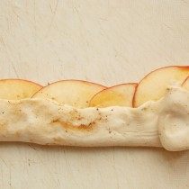 Скручиваем полоски с яблоками Скручиваем полоски с яблоками