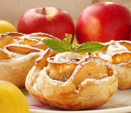 Печёные яблочные розы из слоёного теста - Рецепты Яблочные розы из слоёного теста