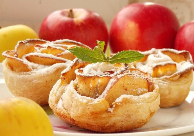 Яблочные розы из слоёного теста Яблочные розы из слоёного теста