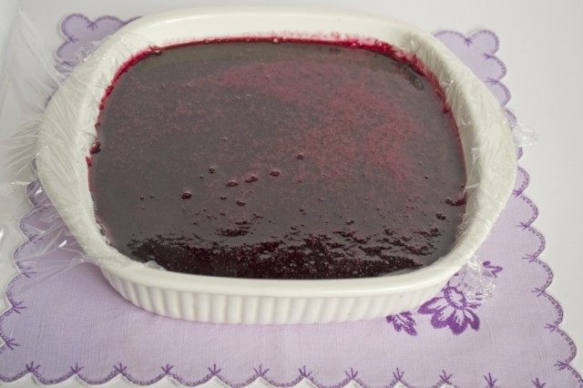 Заливаем форму для застывания желе