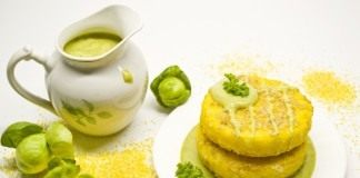 Полента с соусом из брюссельской капусты