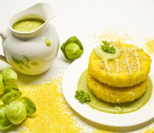 Полента с соусом из брюссельской капусты