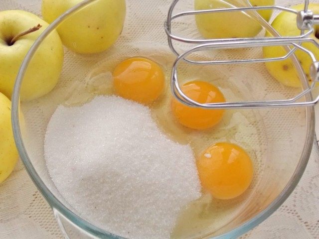 В миску с сахаром вбиваем яйца В миску с сахаром вбиваем яйца