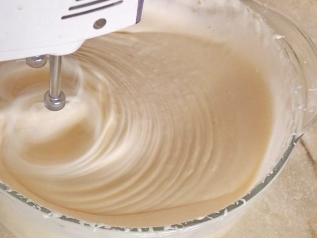 Взбиваем яйца с сахаром Взбиваем яйца с сахаром