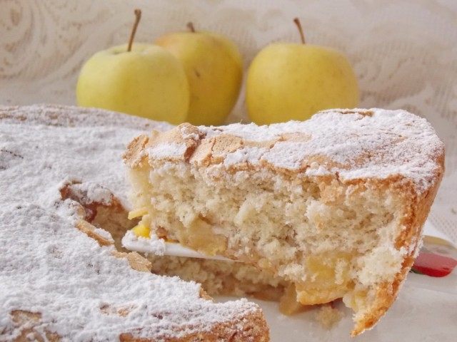 Шарлотка с яблоками Шарлотка с яблоками