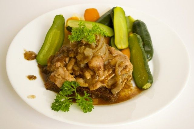 Подаём мясо цыплёнка в пиве с гарниром из овощей Подаём мясо цыплёнка в пиве с гарниром из овощей