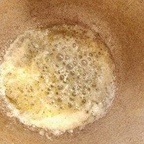 Сахар доводим до закипания