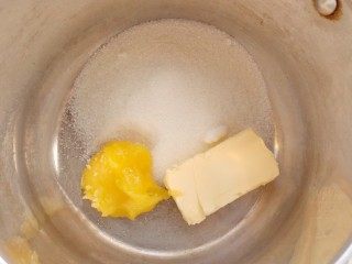 На водяную баню поставьте емкость с мёдом, сливочным маслом и сахаром На водяную баню поставьте емкость с мёдом, сливочным маслом и сахаром