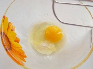 В отдельную ёмкость вбейте яйцо и соду В отдельную ёмкость вбейте яйцо и соду