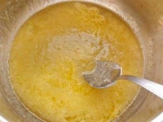 Постоянно помешивая, растопите ингредиенты Постоянно помешивая, растопите ингредиенты
