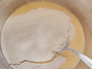 Добавляем в смесь просеянную муку Добавляем в смесь просеянную муку