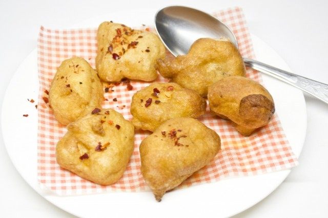 Даем стечь маслу с кусочков рыбы