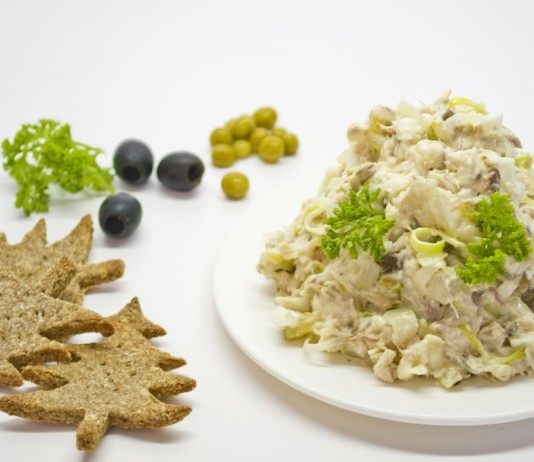 Рыбный салат с сельдереем и галетами из ржаной муки - Рецепты Рыбный салат с сельдереем и галетами из ржаной муки