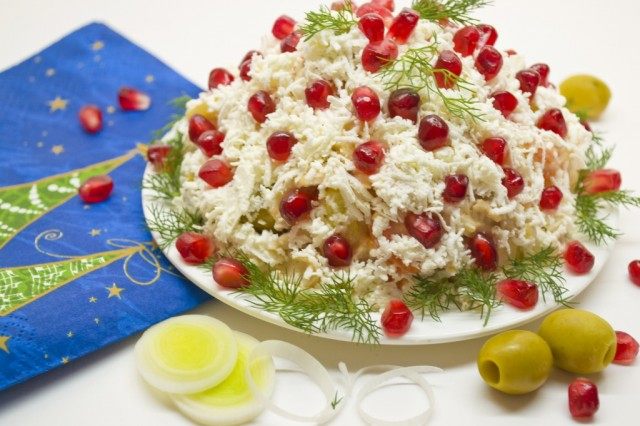 Салат праздничный с курицей, брынзой и голландским соусом Салат праздничный с курицей, брынзой и голландским соусом