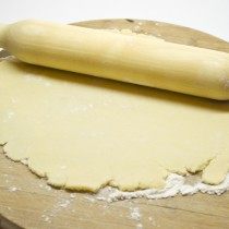 Раскатываем песочное тесто