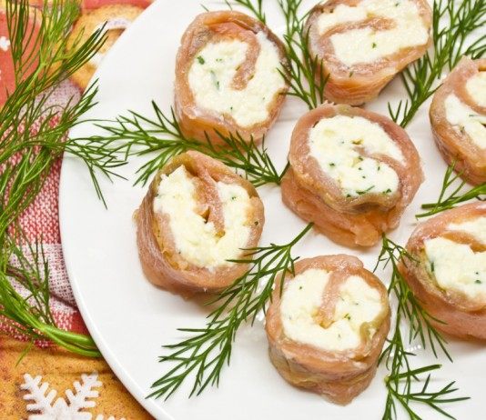 Рулеты из красной рыбы домашнего посола с сыром - Рецепты Рулеты из красной рыбы домашнего посола с сыром