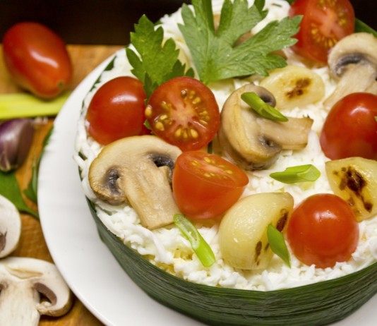 Праздничный салат с сыром и запеченным чесноком