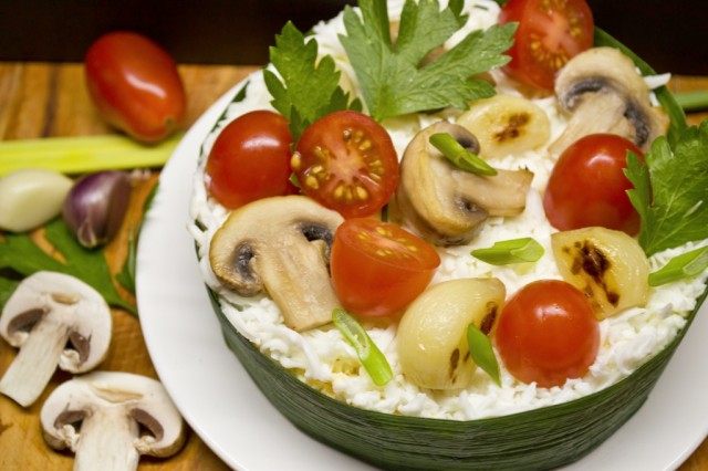 Праздничный салат с сыром и запеченным чесноком