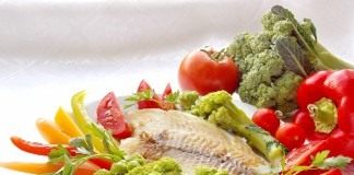Жареное филе морского окуня с овощами