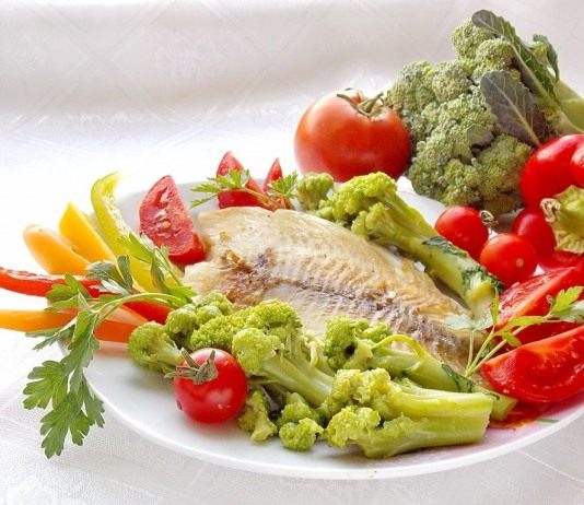 Жареное филе морского окуня с овощами