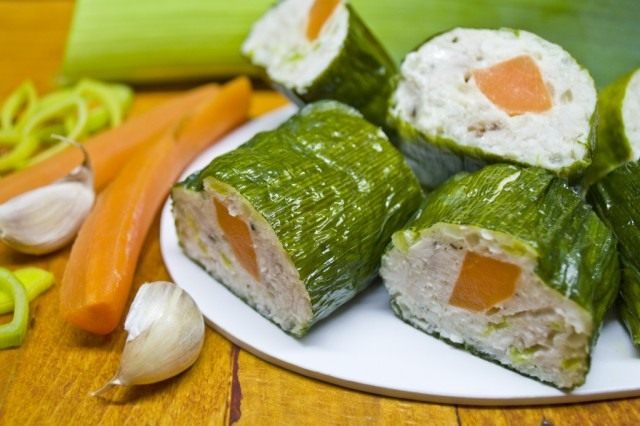 Ролл из куриной грудки в луке порее Ролл из куриной грудки в луке порее