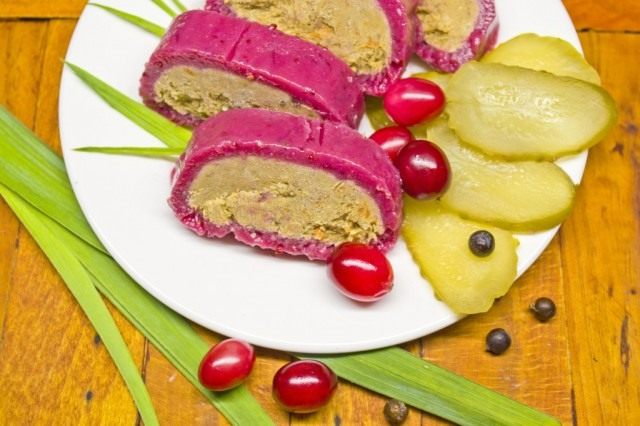Рулет из куриной печени в клюквенном муссе Рулет из куриной печени в клюквенном муссе