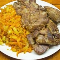 Обжариваем куриную печень и овощи Обжариваем куриную печень и овощи