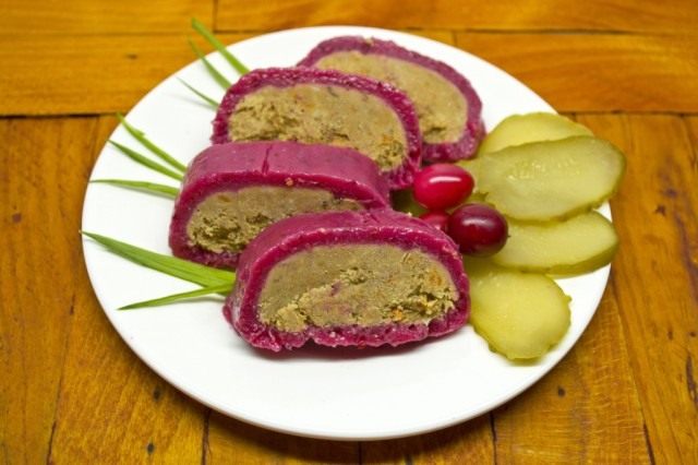 Готовый рулет из куриной печени в клюквенном муссе Готовый рулет из куриной печени в клюквенном муссе