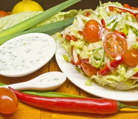 Салат из овощей с лимонно-луковой заправкой