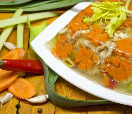 Заливное из курицы с луком пореем и сладким перцем