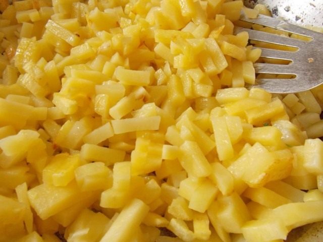 Выкладываем картофель в разогретое масло
