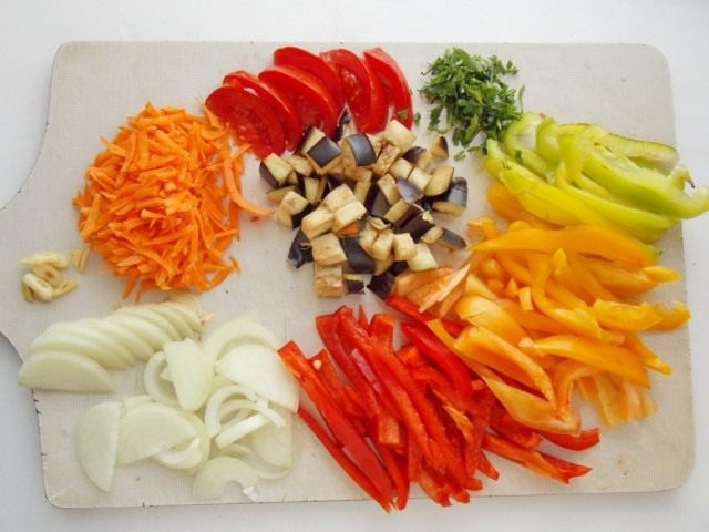 Пока жарится картошка, нарезаем овощи