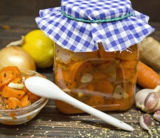 Маринованная морковка с луком и орегано