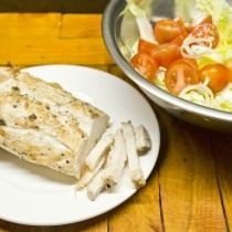 Нарезаем заранее приготовленную куриную грудку