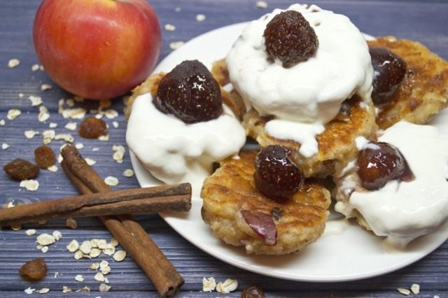 Сырники с овсяными хлопьями и яблоками Сырники с овсяными хлопьями и яблоками