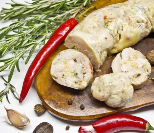 Варёная колбаса из индейки с розмарином и сыром