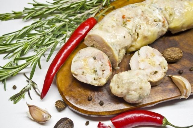 Варёная колбаса из индейки с розмарином и сыром