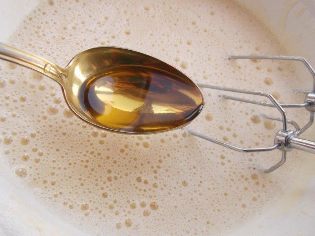 Вливаем подсолнечное масло, ещё раз перемешиваем 