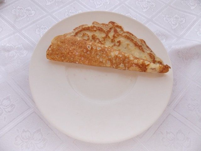 Сворачиваем рожок из блинчика