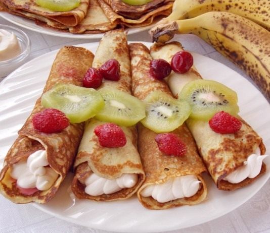 Заварные блины на кефире с фруктами и взбитыми сливками