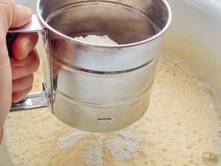 Добавляем частями муку и соду