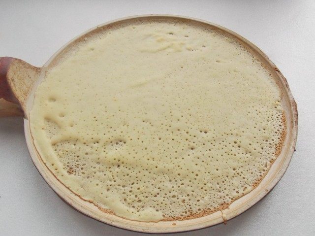 На раскалённую, смазанную маслом, сковороду наливаем тесто